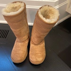 Barely worn girls uggs size 1